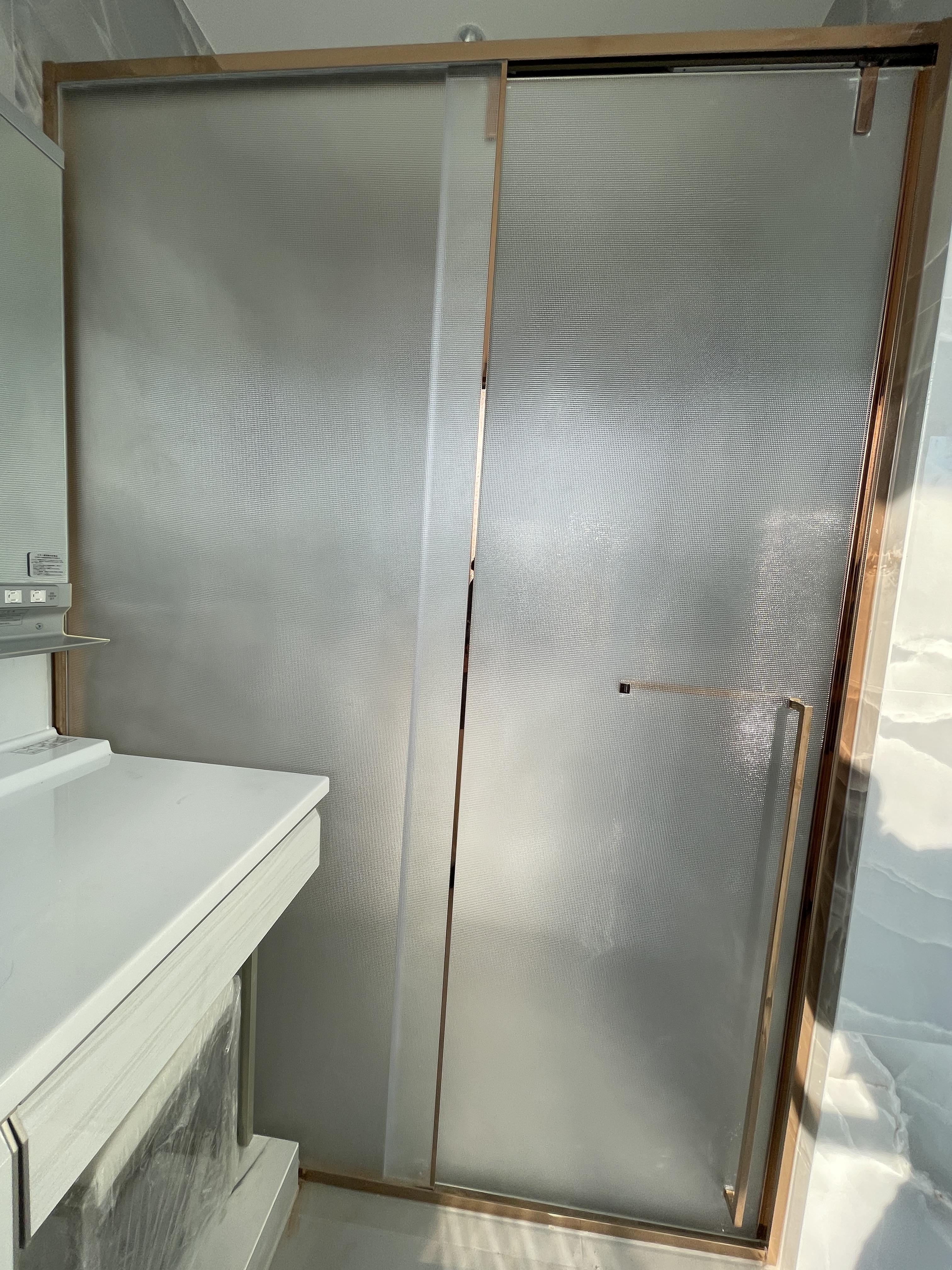 Phòng Tắm Kính 180 Độ Màu Rose Gold - Nét Chấm Phá Tinh Tế Cho Không Gian Tắm